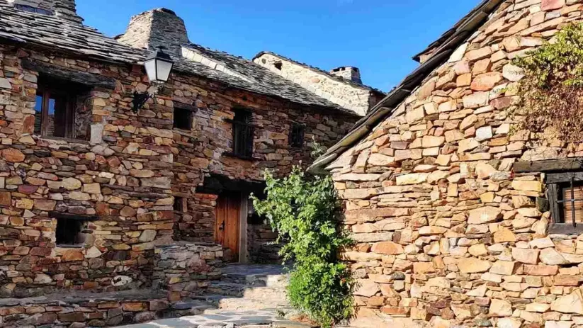 Casas de piedra en un paisaje rural.