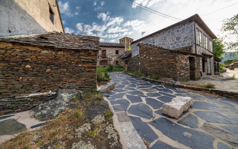 Pueblo tradicional con calles de piedra y casas de pizarra.
